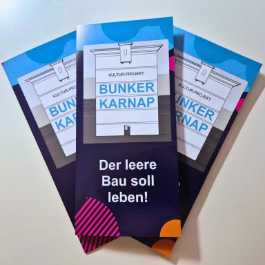 Drei gefaltete Broschüren über das Projekt „Bunker Karnap“.