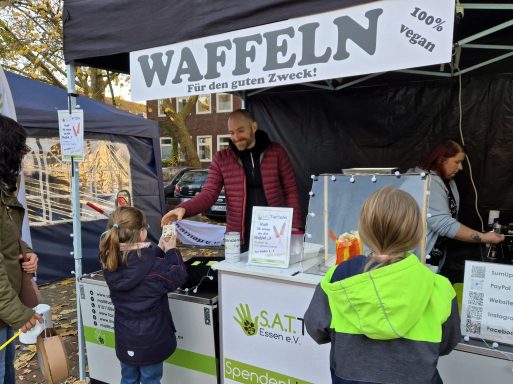 Ein Waffelstand mit einem Verkäufer, der Waffeln an Kinder ausgibt.