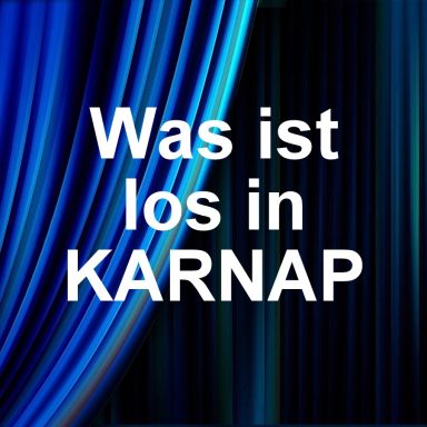 Text auf blauen Vorhängen: "Was ist los in KARNAP".