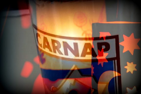 Ein farbenfrohes Kunstwerk mit dem Wort "Carnap" und verschiedenen geometrischen Formen.